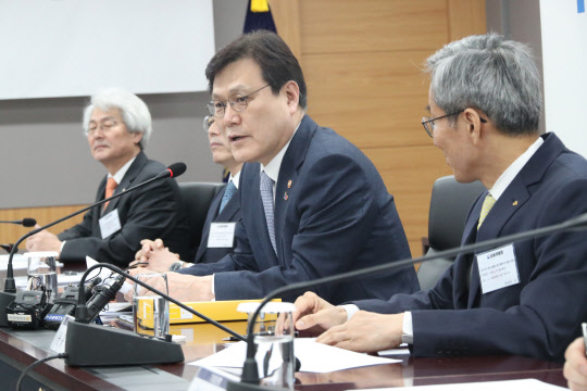 금융혁신 간담회서 발언하는 최종구 금융위원장       (서울=연합뉴스) 김승두 기자 = 최종구 금융위원장이 25일 정부서울청사에서 금융지주사 회장들과 은행연합회장, 금융결제원장 등이 참석해 열린 '금융혁신을 위한 금융지주 회장 간담회'에서 발언하고 있다. 2019.2.25       kimsdoo@yna.co.kr  (끝)